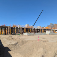 Septembre 2025. Les travaux de bétonnage des fondations sont complétés et le bétonnage des murs progresse bien.