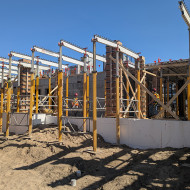 Septembre 2025. Les travaux de bétonnage des fondations sont complétés et le bétonnage des murs progresse bien.