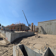 Septembre 2025. Les travaux de bétonnage des fondations sont complétés et le bétonnage des murs progresse bien.